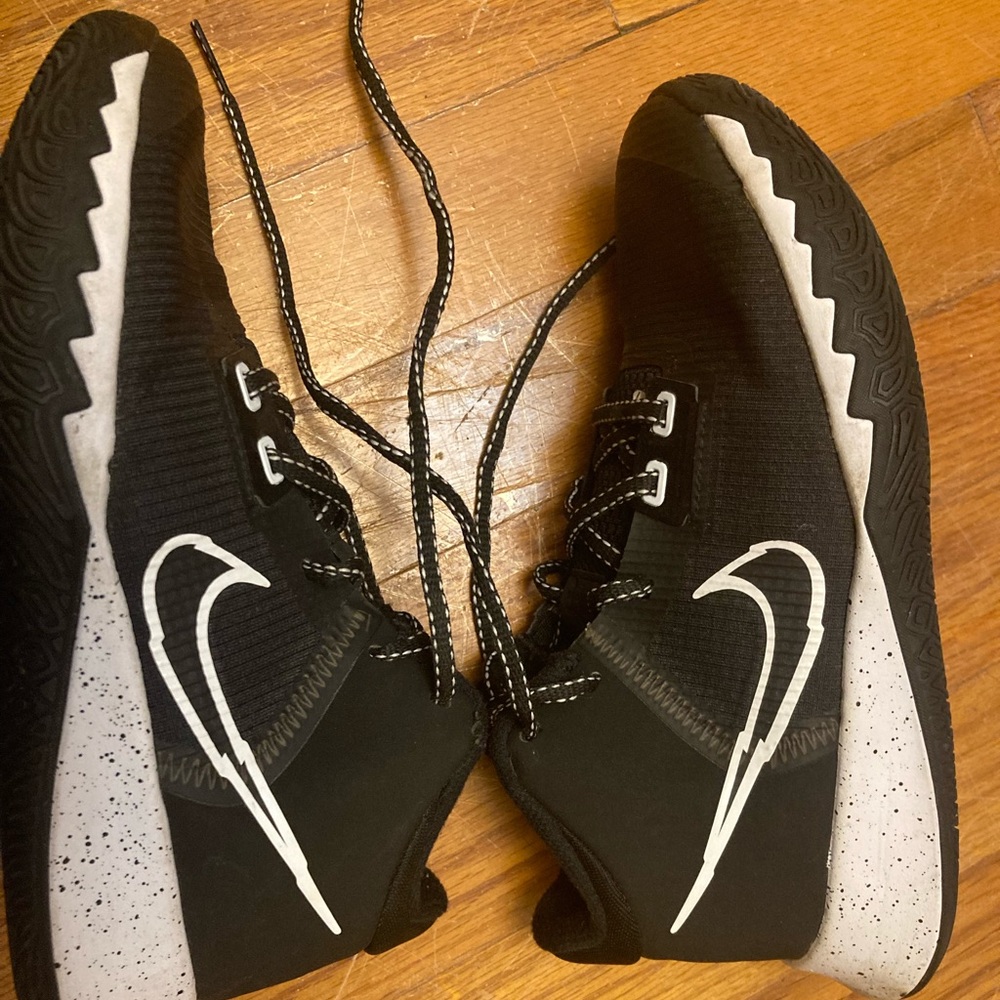 Nike Youth Kyrie Fly Trap 4 GS Black/White size 4